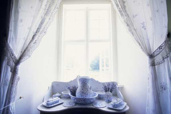 Factors to Consider When Choosing Living Room Window Treatments